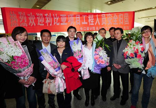 2月25日,回到武漢的翻譯人員楊偉娟(左三)和李蒙(左一),以及同機(jī)回來的工程人員家屬付文紅(右五)和石富升(右一)抵達(dá)武漢天河機(jī)場。 2月25日,首批乘坐我國包機(jī)從利比亞撤離的武漢籍人員回北京后,轉(zhuǎn)機(jī)抵達(dá)武漢,此次回漢的包括兩名供職于新八建設(shè)集團(tuán)有限公司的女翻譯,以及兩名長江設(shè)計(jì)院長江巖土工程總公司派出的工作人員家屬。據(jù)悉,25日凌晨中國政府派出的首架撤離我在利比亞人員民航包機(jī)中,有37名湖北籍人員。 新華社記者 程敏 攝