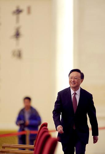 3月7日,十一屆全國人大四次會(huì)議舉行記者會(huì),外交部部長楊潔篪答記者問。這是楊潔篪步入會(huì)場。 新華社記者王建華攝
