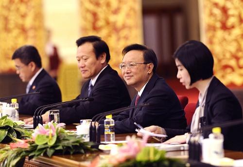 3月7日,十一屆全國人大四次會(huì)議舉行記者會(huì),外交部部長楊潔篪(右二)答記者問。 新華社記者 任勇 攝