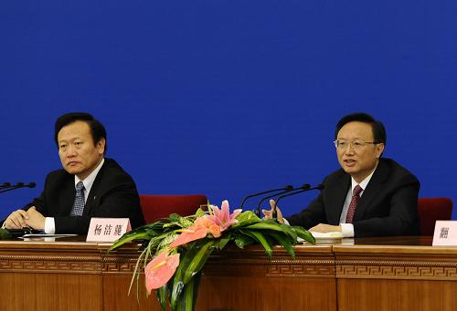 3月7日,十一屆全國人大四次會(huì)議舉行記者會(huì),外交部部長楊潔篪(右)答記者問。 新華社記者 任勇 攝