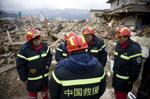 3月15日,中國國際救援隊(duì)隊(duì)員在日本巖手縣大船渡市進(jìn)行搜救工作。 當(dāng)日,中國國際救援隊(duì)繼續(xù)在巖手縣災(zāi)區(qū)搜救。據(jù)日本共同社15日?qǐng)?bào)道,日本警察廳宣布,截至15日8時(shí),日本東北部海域11日發(fā)生的強(qiáng)震及其引發(fā)的海嘯已確認(rèn)造成2414人死亡,3118人失蹤。 新華社記者 呂小煒 攝