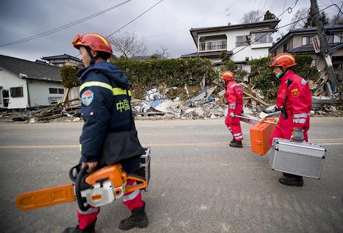 3月15日,中國(guó)國(guó)際救援隊(duì)隊(duì)員在日本巖手縣大船渡市進(jìn)行搜救工作。 當(dāng)日,中國(guó)國(guó)際救援隊(duì)繼續(xù)在巖手縣災(zāi)區(qū)搜救。據(jù)日本共同社15日?qǐng)?bào)道,日本警察廳宣布,截至15日8時(shí),日本東北部海域11日發(fā)生的強(qiáng)震及其引發(fā)的海嘯已確認(rèn)造成2414人死亡,3118人失蹤。 新華社記者 呂小煒 攝