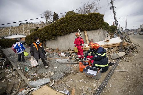 3月15日,中國(guó)國(guó)際救援隊(duì)隊(duì)員在日本巖手縣大船渡市進(jìn)行搜救工作。 當(dāng)日,中國(guó)國(guó)際救援隊(duì)繼續(xù)在巖手縣災(zāi)區(qū)搜救。據(jù)日本共同社15日?qǐng)?bào)道,日本警察廳宣布,截至15日8時(shí),日本東北部海域11日發(fā)生的強(qiáng)震及其引發(fā)的海嘯已確認(rèn)造成2414人死亡,3118人失蹤。 新華社記者 呂小煒 攝