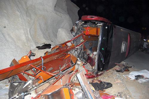沈海高速公路發(fā)生交通事故 造成7死11傷 3月16日凌晨拍攝的沈海高速公路泉州惠安路段交通事故現(xiàn)場(chǎng)。 3月16日凌晨1時(shí)左右,沈海高速公路泉州惠安路段發(fā)生一起重大交通事故,一輛由福建莆田市開往漳州的客車與一輛小車追尾,翻出護(hù)欄,造成7人死亡、11人受傷。目前傷者正在醫(yī)院接受治療,事故原因正在進(jìn)一步調(diào)查中。 新華社發(fā)(顏杰 攝)