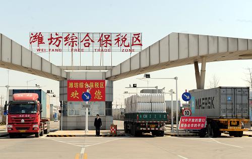 濰坊建成山東首個(gè)綜合保稅區(qū) 集裝箱車輛進(jìn)出濰坊綜合保稅區(qū)通關(guān)卡口(3月15日攝)。 2011年1月,濰坊出口加工區(qū)經(jīng)國務(wù)院批準(zhǔn)轉(zhuǎn)型升級(jí)為國家綜合保稅區(qū),總規(guī)劃面積12.37平方公里,是山東省唯一一家綜合保稅區(qū),也是全國第14個(gè)綜合保稅區(qū)。 新華社記者 李曉果 攝