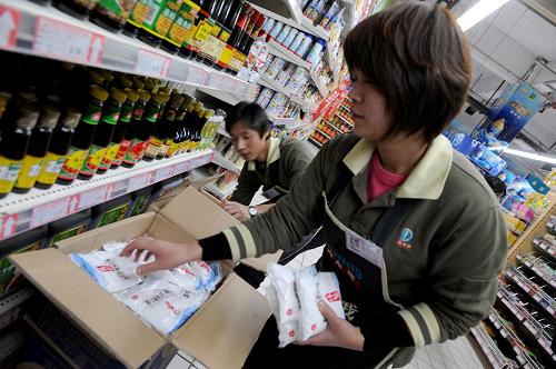 3月18日,河南濟(jì)源一家超市的員工在貨架旁擺放食用鹽。 當(dāng)日,商務(wù)部市場(chǎng)運(yùn)行調(diào)節(jié)司負(fù)責(zé)人就食鹽市場(chǎng)供應(yīng)問(wèn)題說(shuō),我國(guó)鹽的產(chǎn)能達(dá)到8000多萬(wàn)噸,食鹽一年銷量只有800多萬(wàn)噸,目前全國(guó)食鹽儲(chǔ)備非常充足,鹽業(yè)公司一般都會(huì)有三個(gè)月的庫(kù)存量,食鹽供應(yīng)是完全有保障的。 新華社記者 朱祥 攝