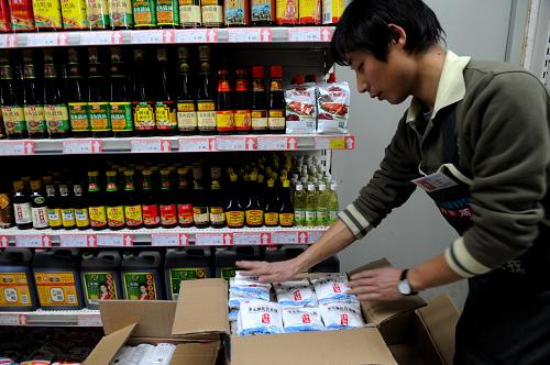 3月18日,河南濟(jì)源一家超市的員工在貨架旁擺放食用鹽。 當(dāng)日,商務(wù)部市場(chǎng)運(yùn)行調(diào)節(jié)司負(fù)責(zé)人就食鹽市場(chǎng)供應(yīng)問(wèn)題說(shuō),我國(guó)鹽的產(chǎn)能達(dá)到8000多萬(wàn)噸,食鹽一年銷量只有800多萬(wàn)噸,目前全國(guó)食鹽儲(chǔ)備非常充足,鹽業(yè)公司一般都會(huì)有三個(gè)月的庫(kù)存量,食鹽供應(yīng)是完全有保障的。 新華社記者 朱祥 攝