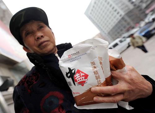3月18日,北京東城區(qū)廣渠門附近一位居民在家門口的超市買到了食鹽。 當(dāng)日,商務(wù)部市場(chǎng)運(yùn)行調(diào)節(jié)司負(fù)責(zé)人就食鹽市場(chǎng)供應(yīng)問(wèn)題說(shuō),我國(guó)鹽的產(chǎn)能達(dá)到8000多萬(wàn)噸,食鹽一年銷量只有800多萬(wàn)噸,目前全國(guó)食鹽儲(chǔ)備非常充足,鹽業(yè)公司一般都會(huì)有三個(gè)月的庫(kù)存量,食鹽供應(yīng)是完全有保障的。 新華社記者 羅曉光 攝