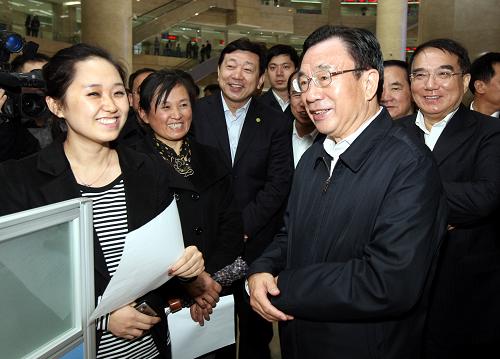 這是4月14日,賀國強在營口市經(jīng)濟技術(shù)開發(fā)區(qū)市民服務(wù)中心勞動就業(yè)市場考察。 4月13日至17日,中共中央政治局常委、中央紀委書記賀國強先后到遼寧大連、營口、盤錦和沈陽等地調(diào)研。 新華社記者姚大偉攝