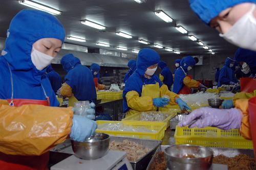 山東威海:強(qiáng)震后加大對(duì)日本食品出口 4月19日,在山東省文登市山泰食品有限公司,工人正在加工出口日本的訂單食品。 “3·11”強(qiáng)震及其引發(fā)的海嘯和核泄漏事件重創(chuàng)了日本農(nóng)業(yè)。作為威海市唯一一家對(duì)日本出口豬肉產(chǎn)品的農(nóng)業(yè)產(chǎn)業(yè)化重點(diǎn)龍頭企業(yè),文登市山泰食品有限公司克服豬肉價(jià)格上揚(yáng)、人員工資上漲等因素,在不提價(jià)的情況下,保質(zhì)保量供應(yīng)日本市場(chǎng)。 新華社記者 郭緒雷 攝