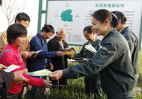 河南新鄭市郵局的工作人員將科技書籍送到八千鄉(xiāng)農(nóng)民手中(4月19日攝)。 河南郵政近年來在全省范圍內(nèi)全力打造農(nóng)村郵政“三農(nóng)”服務(wù)體系,發(fā)揮自身網(wǎng)絡(luò)優(yōu)勢,為農(nóng)民提供質(zhì)優(yōu)價廉的農(nóng)資產(chǎn)品和種植技術(shù)指導(dǎo)服務(wù),并在全省建立了近兩萬個“村郵站”,提供郵件收寄、報刊訂閱、代收代付、農(nóng)資和生活消費(fèi)品配送等服務(wù),為農(nóng)民生活提供便利。 新華社記者 李曉斌 攝