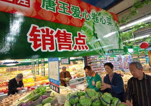 濟(jì)南:農(nóng)超對接超市設(shè)“愛心專柜” 熱賣滯銷菜 4月25日,在濟(jì)南市華聯(lián)超市愛心專柜,市民在選購滯銷卷心菜。 近期,濟(jì)南市政府積極組織大型超市進(jìn)駐蔬菜生產(chǎn)基地等活動,加強(qiáng)農(nóng)超對接,加大滯銷蔬菜收購數(shù)量、提高蔬菜收購價格,并設(shè)愛心專柜優(yōu)先銷售滯銷蔬菜,努力降低因蔬菜滯銷給菜農(nóng)帶來的經(jīng)濟(jì)損失。 新華社記者 郭緒雷 攝
