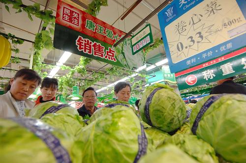 4月25日,在濟(jì)南市華聯(lián)超市愛心專柜,市民紛紛選購滯銷卷心菜。 近期,濟(jì)南市政府積極組織大型超市進(jìn)駐蔬菜生產(chǎn)基地等活動,加強(qiáng)農(nóng)超對接,加大滯銷蔬菜收購數(shù)量、提高蔬菜收購價格,并設(shè)愛心專柜優(yōu)先銷售滯銷蔬菜,努力降低因蔬菜滯銷給菜農(nóng)帶來的經(jīng)濟(jì)損失。 新華社記者 郭緒雷 攝