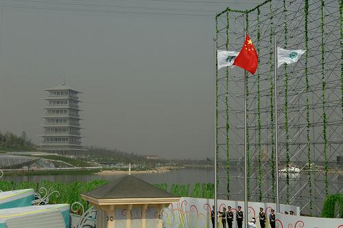 西安世園會(huì)開園升旗 4月28日,西安世園會(huì)開園的升旗儀式上升起中華人民共和國(guó)國(guó)旗、世界園藝生產(chǎn)者協(xié)會(huì)會(huì)旗和西安世園會(huì)會(huì)旗。 2011西安世界園藝博覽會(huì)定于當(dāng)日上午11時(shí)正式開幕。 新華社記者李一博攝