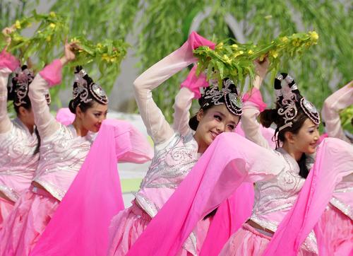 4月28日,“花仙子”在西安世園會(huì)開園儀式上表演。 當(dāng)日上午,伴隨富于長(zhǎng)安古韻的簡(jiǎn)短歌舞表演,2011西安世界園藝博覽會(huì)正式開園迎賓,將持續(xù)到10月22日。為體現(xiàn)綠色、低碳、環(huán)保的辦會(huì)理念,西安世園會(huì)沒(méi)有舉辦開幕大型慶典,代之以簡(jiǎn)約時(shí)尚的開園儀式。近千名來(lái)自世界各地的嘉賓參加了大約50分鐘的開園儀式。 新華社記者陳鋼攝