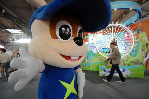 2011中國國際動漫產(chǎn)業(yè)博覽會在杭州開幕 4月29日,一家參展廠商的工作人員扮成卡通人物在展臺前招攬參觀者。 當(dāng)日,2011年中國國際動漫產(chǎn)業(yè)博覽會在杭州休博園會展中心舉行,共有來自世界各地的300多家動漫廠商參展,展出面積超過7萬平方米,博覽會包括三個室內(nèi)展館和一個室外展區(qū),共有1400多個展出攤位,涵蓋了從動漫形象設(shè)計、動漫畫創(chuàng)作、音像圖書發(fā)行到衍生品開發(fā)等動漫相關(guān)產(chǎn)業(yè)鏈的多個環(huán)節(jié)。 新華社記者 鞠煥宗 攝
