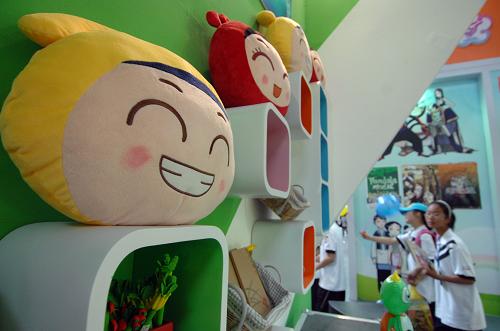 4月29日,參觀者在動漫產(chǎn)業(yè)博覽會上參觀展出的動漫產(chǎn)品。 當(dāng)日,2011年中國國際動漫產(chǎn)業(yè)博覽會在杭州休博園會展中心舉行,共有來自世界各地的300多家動漫廠商參展,展出面積超過7萬平方米,博覽會包括三個室內(nèi)展館和一個室外展區(qū),共有1400多個展出攤位,涵蓋了從動漫形象設(shè)計、動漫畫創(chuàng)作、音像圖書發(fā)行到衍生品開發(fā)等動漫相關(guān)產(chǎn)業(yè)鏈的多個環(huán)節(jié)。 新華社記者 鞠煥宗 攝