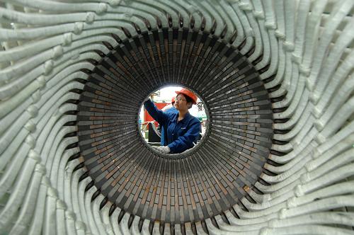 在專門生產(chǎn)風(fēng)電發(fā)電機(jī)的山東華力電機(jī)集團(tuán),工人在給發(fā)電機(jī)的定子嵌線(5月16日攝)。 山東省榮成市三面環(huán)海,風(fēng)能資源豐富。該市堅(jiān)持“以資源帶市場(chǎng)、換技術(shù)、引產(chǎn)業(yè)”的思路,著力培植風(fēng)電及其裝備制造業(yè),先后吸引了華能、國(guó)華等能源企業(yè)投資興建風(fēng)力發(fā)電場(chǎng),并在風(fēng)電領(lǐng)域形成了風(fēng)電整機(jī)組裝、發(fā)電機(jī)、塔筒、法蘭、風(fēng)機(jī)軸、齒輪箱、減速機(jī)等風(fēng)電設(shè)備產(chǎn)業(yè)鏈條,綠色能源風(fēng)生水起。截至目前,榮成市共引進(jìn)投產(chǎn)和在建風(fēng)電項(xiàng)目約25萬千瓦,累計(jì)完成發(fā)電量近6億度,新能源產(chǎn)業(yè)已成為榮成市蓄勢(shì)發(fā)展的“低碳引擎”。 新華社記者 郭緒雷 攝