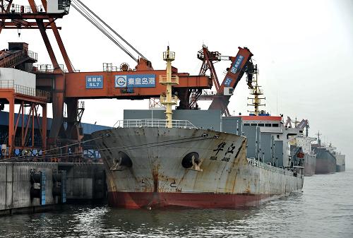 5月17日,幾艘貨輪靠泊在秦皇島港煤炭碼頭裝運煤炭。 進入5月份以來,由于國際煤炭價格上漲、進口煤數(shù)量下降,南方地區(qū)天氣干旱等因素,電煤需求加大。秦皇島港積極發(fā)揮北煤南運主樞紐港作用,努力挖潛提效,最大限度提高煤炭卸車、裝船效率。據(jù)介紹,目前秦皇島港日均卸車量達到9597車,其中5月5日創(chuàng)下了10707車的港口煤炭卸車最高紀錄;日均裝船73萬噸,為長三角等地有效應(yīng)對電荒提供了保障。 新華社記者 楊世堯 攝