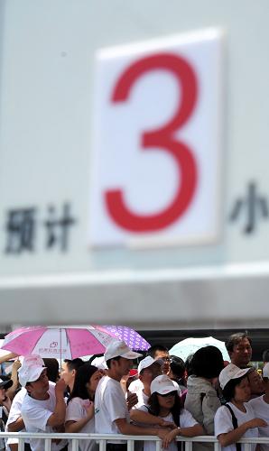 5月29日,觀眾在上海世博會(huì)中國館外排隊(duì)參觀。 上海世博會(huì)中國館將于本月31日正式閉館,結(jié)束為期半年的續(xù)展。中國館閉館后,電子動(dòng)態(tài)版《清明上河圖》將于7月起在臺(tái)北展出。據(jù)介紹,自去年12月1日續(xù)展以來,中國館累計(jì)接待觀眾已近600萬人次。 新華社發(fā)(鈕一新 攝)