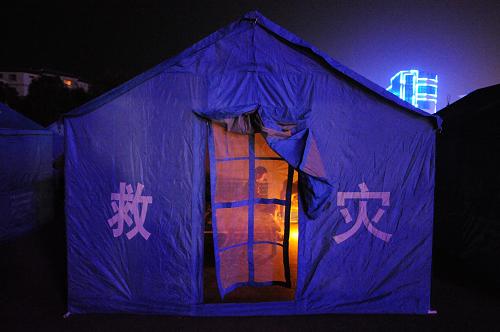 一頂救災(zāi)帳篷內(nèi)透出橘紅色的燭光,由于電力設(shè)備還未配齊,夜晚災(zāi)民們只能靠蠟燭照明(6月7日攝)。 洪澇災(zāi)害發(fā)生后,貴州省望謨縣“6·6”抗洪搶險(xiǎn)救災(zāi)指揮部在縣廣場(chǎng)上搭建了30余頂救災(zāi)帳篷,100多名家中房屋被洪水損毀的災(zāi)民被安置在帳篷內(nèi),望謨縣廣場(chǎng)也就成為該縣最大的災(zāi)民安置點(diǎn)。 新華社記者 劉續(xù) 攝