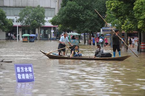 6月20日,市民在市區(qū)劃船出行。 6月19日晚至20日晨,蘭江流域再遇強(qiáng)降雨。6月20日8時(shí),錢塘江干流洪峰到達(dá)蘭溪,洪峰水位33.75米,為1955年以來最高水位。省防指決定啟動(dòng)錢塘江干流防御特大型洪水方案,蘭溪市委、市政府發(fā)出緊急動(dòng)員令,蘭溪市已進(jìn)入緊急防汛期。 新華社記者 徐昱 攝