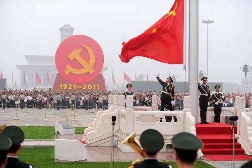 7月1日,五星紅旗在人們注視中冉冉升起。 當日,來自全國各地的數(shù)萬名群眾匯聚北京天安門廣場,觀看隆重的升旗儀式,紀念中國共產(chǎn)黨成立90周年。 新華社記者 羅曉光 攝