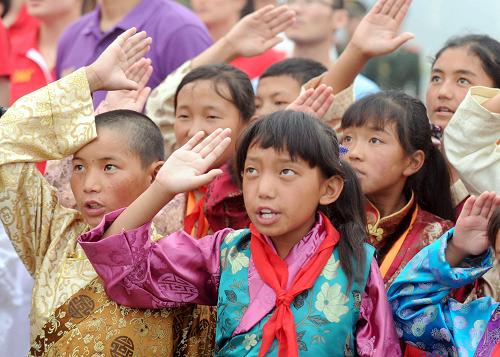 7月1日,來自西藏山南地區(qū)乃東縣中學的師生在天安門廣場參加升旗儀式。 當日,來自全國各地的數(shù)萬名群眾匯聚北京天安門廣場,觀看隆重的升旗儀式,紀念中國共產(chǎn)黨成立90周年。 新華社記者 羅曉光 攝