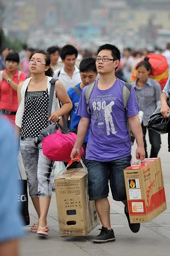 7月1日,在太原火車站,旅客準(zhǔn)備進(jìn)站乘車。 當(dāng)日是2011年全國鐵路暑運(yùn)第一天,太原鐵路部門采取增加售票窗口、延長售票時間、控制列車超員等措施,保證暑期旅客出行的順利。太原火車站還針對學(xué)生購票、候車、進(jìn)站實(shí)行“三優(yōu)先”,確保暑運(yùn)安全。 新華社記者 詹彥 攝