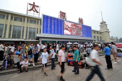 7月1日,太原火車站站前廣場人頭攢動。 當(dāng)日是2011年全國鐵路暑運(yùn)第一天,太原鐵路部門采取增加售票窗口、延長售票時間、控制列車超員等措施,保證暑期旅客出行的順利。太原火車站還針對學(xué)生購票、候車、進(jìn)站實(shí)行“三優(yōu)先”,確保暑運(yùn)安全。 新華社記者 詹彥 攝