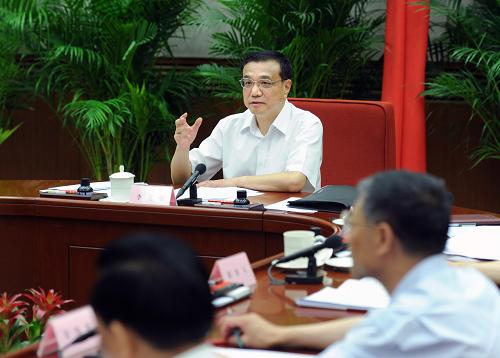 李克強(qiáng)同省部級(jí)領(lǐng)導(dǎo)干部專題研討班學(xué)員座談住房保障工作 7月20日,中共中央政治局常委、國務(wù)院副總理李克強(qiáng)同省部級(jí)領(lǐng)導(dǎo)干部住房保障與房地產(chǎn)市場調(diào)控專題研討班學(xué)員進(jìn)行座談。 新華社記者李濤攝