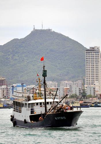 8月1日,三亞一艘漁船出海捕魚。 當(dāng)日,歷時(shí)兩個(gè)半月的南海伏季休漁結(jié)束,海南省9914艘漁船出海作業(yè)。 新華社記者 侯建森 攝
