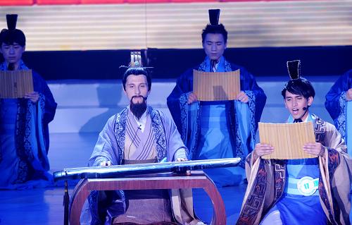 8月8日,英國選手董鵬德(前左)和美國選手康安竹(右一)在第十屆“漢語橋”世界大學(xué)生中文比賽決賽中表演孔子講學(xué)的故事。 當(dāng)晚,主題為“友誼橋梁,心靈交響”的第十屆“漢語橋”世界大學(xué)生中文比賽決賽在湖南長沙舉行。“漢語橋”世界大學(xué)生中文比賽是中國在全世界范圍內(nèi)舉辦的中文大賽,參賽選手均是年齡30歲以下、具有外國國籍、在國外出生并成長、母語為非漢語的外國高校在校生。自2002年開辦以來,每年舉辦一屆。 新華社記者 龍弘濤 攝