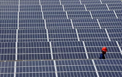 寧夏發(fā)電集團高沙窩光伏電站的工作人員在巡視光伏太陽能電池板的工作情況(8月4日攝)。 位于寧夏鹽池縣高沙窩鎮(zhèn)的寧夏發(fā)電集團高沙窩光伏電站一期10兆瓦工程自2009年8月建成后已并網(wǎng)發(fā)電8.6兆瓦。據(jù)了解,該光伏電站總規(guī)劃容量150兆瓦,投資4.8億元,采取跟蹤裝置太陽能電池板,結(jié)合戈壁環(huán)境下豐富的光照資源,預計項目建成后年利用時間在1814小時到2015小時之間。 新華社記者 王鵬 攝