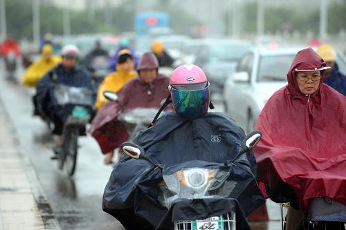 8月31日,福州市民在雨中騎行。 今年第11號(hào)熱帶風(fēng)暴“南瑪都”于8月31日2時(shí)20分在福建晉江市登陸。登陸時(shí)中心最大風(fēng)力8級(jí)(20米/秒)。預(yù)計(jì)未來一段時(shí)間仍將在晉江市沿海一帶徘徊。 新華社記者張國俊攝