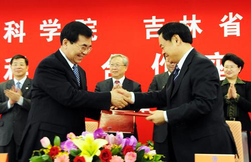 吉林省與中國科學院簽訂合作協(xié)議,為長吉圖區(qū)域發(fā)展帶來科技支撐(2010年3月7日攝)。 自2009年8月30日,國務院正式批復新的圖們江區(qū)域規(guī)劃以來,圖們江畔發(fā)展熱潮涌動、驚喜連連,圍繞這個東北亞的黃金三角地帶,區(qū)域經(jīng)貿合作正在步入新階段。 新華社記者宗巍攝
