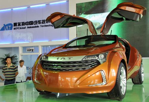 在第六屆東北亞博覽會現(xiàn)場,展出的新能源汽車受到關注(2010年9月4日攝)。 自2009年8月30日,國務院正式批復新的圖們江區(qū)域規(guī)劃以來,圖們江畔發(fā)展熱潮涌動、驚喜連連,圍繞這個東北亞的黃金三角地帶,區(qū)域經(jīng)貿合作正在步入新階段。 新華社記者宗巍攝