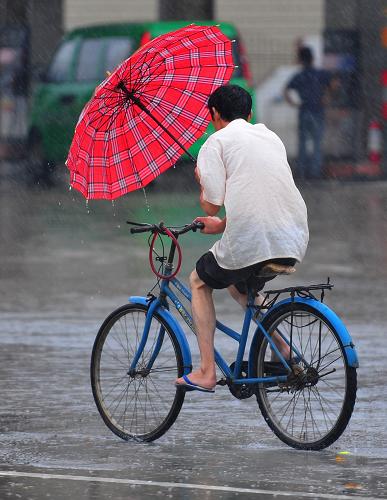 “南瑪都”在福建晉江登陸后帶來的大雨給市民出行帶來不便(8月31日攝)。 今年第11號(hào)熱帶風(fēng)暴“南瑪都”于8月31日2時(shí)20分在福建晉江市登陸。登陸時(shí)中心最大風(fēng)力8級(jí)(20米/秒)。預(yù)計(jì)未來一段時(shí)間仍將在晉江市沿海一帶徘徊。 新華社記者 魏培全 攝