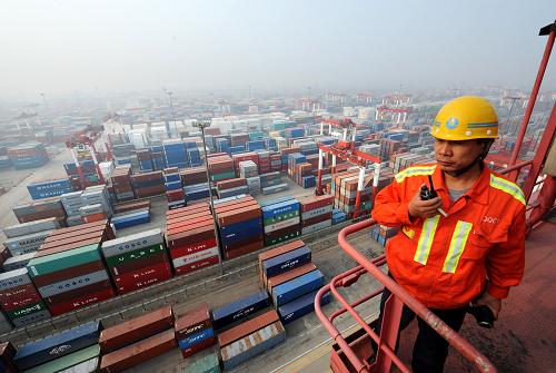 一名青島港碼頭工人在集裝箱橋吊上指揮調(diào)度(10月8日攝)。 日前,《山東半島藍(lán)色經(jīng)濟區(qū)建設(shè)規(guī)劃》明確提出,“以青島港為龍頭,優(yōu)化港口結(jié)構(gòu),整合港航資源,加快港口公用基礎(chǔ)設(shè)施及大型化、專業(yè)化碼頭建設(shè),將青島港建設(shè)成為現(xiàn)代化的綜合性大港和東北亞國際航運樞紐港。”這為青島港“十二五”發(fā)展提供了重大的歷史發(fā)展機遇。 青島港始建于1892年,由青島老港區(qū)、黃島油港區(qū)、前灣新港區(qū)和董家口港區(qū)四大港區(qū)組成。主要從事集裝箱、煤炭、原油、鐵礦石、糧食等各類進出口貨物的裝卸、儲存、中轉(zhuǎn)、分撥等物流服務(wù)和國際國內(nèi)客運服務(wù),與世界130多個國家和地區(qū)的450多個港口有貿(mào)易往來,是太平洋西海岸重要的國際貿(mào)易口岸和海上運輸樞紐。青島港已成為世界第七大港,集裝箱世界第八大港。進口鐵礦石吞吐量居世界港口第一位,進口原油吞吐量居全國港口第一位,外貿(mào)吞吐量居全國港口第二位。集裝箱裝卸效率、鐵礦石卸船效率世界第一。連續(xù)5年蟬聯(lián)中國企業(yè)效益200佳,榮膺中國企業(yè)500強和中國服務(wù)業(yè)企業(yè)500強。 自上世紀(jì)90年代以來,青島港努力把握宏觀經(jīng)濟發(fā)展趨勢、市場供求關(guān)系變化和世