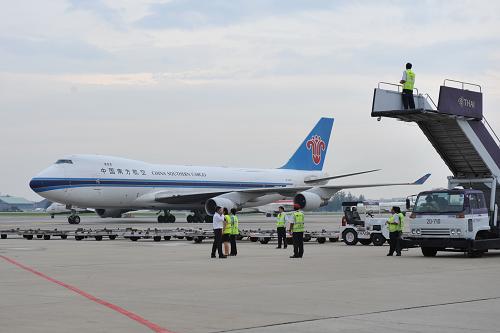 10月12日,運送抗洪救災(zāi)物資的中國南方航空公司包機抵達泰國曼谷的廊曼機場。 中國政府向泰國提供的人道主義抗洪救災(zāi)物資12日運抵泰國首都曼谷廊曼機場。中國駐泰國大使管木與泰國司法部長巴差當天在機場舉行了物資交接儀式??傊丶s45噸的沖鋒舟、凈水器等抗洪救災(zāi)援助物資將由軍用汽車等分送至洪水災(zāi)區(qū)。 新華社發(fā)(拉亨攝)