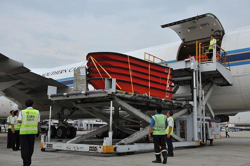 10月12日,運送抗洪救災(zāi)物資的中國南方航空公司包機抵達泰國曼谷的廊曼機場。 中國政府向泰國提供的人道主義抗洪救災(zāi)物資12日運抵泰國首都曼谷廊曼機場。中國駐泰國大使管木與泰國司法部長巴差當天在機場舉行了物資交接儀式。總重約45噸的沖鋒舟、凈水器等抗洪救災(zāi)援助物資將由軍用汽車等分送至洪水災(zāi)區(qū)。 新華社發(fā)(拉亨攝)