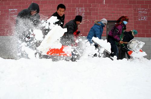 10月12日,新疆哈密市伊吾縣前山鄉(xiāng)村民在鏟雪。 受冷空氣影響,10月11日至12日凌晨,新疆哈密北部沿天山一帶出現(xiàn)風(fēng)雪降溫天氣,造成302、303省道部分路段積雪結(jié)冰,能見度不足百米,302省道全線和303省道天山路段被迫臨時關(guān)閉。 新華社發(fā)(蔡增樂 攝)