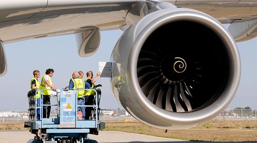 空客A380“待嫁”南航 10月13日,技術(shù)人員在法國圖盧茲的機(jī)場上對一架即將交付中國南方航空公司的空客A380進(jìn)行最后的檢修。 空中客車公司定于10月14日向中國南方航空公司交付首架A380飛機(jī)。南航將成為中國首家、全球第七家運(yùn)營空客A380的航空公司。 新華社發(fā)