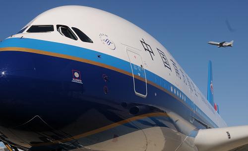 10月13日,一架即將交付中國南方航空公司的空客A380停在法國圖盧茲的機(jī)場上。 空中客車公司定于10月14日向中國南方航空公司交付首架A380飛機(jī)。南航將成為中國首家、全球第七家運(yùn)營空客A380的航空公司。 新華社發(fā)