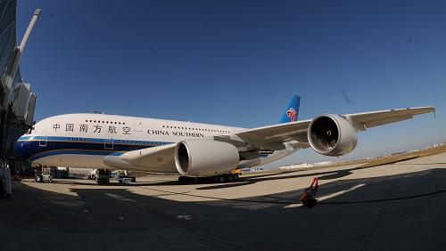10月13日,一架即將交付中國南方航空公司的空客A380停在法國圖盧茲的機(jī)場上。 空中客車公司定于10月14日向中國南方航空公司交付首架A380飛機(jī)。南航將成為中國首家、全球第七家運(yùn)營空客A380的航空公司。 新華社發(fā)