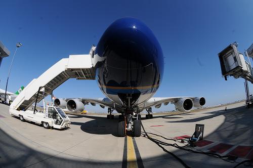 10月13日,一架即將交付中國南方航空公司的空客A380停在法國圖盧茲的機(jī)場上。 空中客車公司定于10月14日向中國南方航空公司交付首架A380飛機(jī)。南航將成為中國首家、全球第七家運(yùn)營空客A380的航空公司。 新華社發(fā)