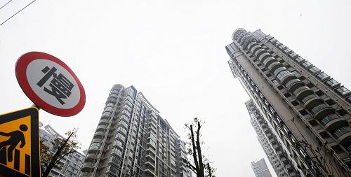 2011——房產(chǎn)調(diào)控年 這是湖南省長沙市一處新建的商品房小區(qū)(4月9日攝)。 2011年,我國房地產(chǎn)市場有兩個關鍵詞——“限購”與“保障房”。在政府有力的樓市調(diào)控之下,不斷高企的房價終于有所收斂,部分城市房價開始回調(diào)。與此同時,千萬套保障房開工建設,讓許多人的“住房夢”不再遙不可及。 年初召開的國務院常務會議確定從八個方面對房地產(chǎn)市場進行全面調(diào)控,以“限購”為龍頭,“限價”“限貸”相輔相成的三項殺手锏成為貫穿全年的房地產(chǎn)調(diào)控基調(diào)。房價快速上漲的勢頭初步得到遏制,房地產(chǎn)市場逐漸顯現(xiàn)成交量和成交價格雙雙下行的局面,整體呈穩(wěn)中有降的情形。 與樓市調(diào)控一樣,保障房的建設同樣牽動人心。截至10月底,全國開工建設保障房超過1000萬套,比原計劃提前1個月完成目標任務。從數(shù)字、圖紙到一幢幢拔地而起的樓房,保障性安居工程正按照計劃推進。 中國社會科學院12月9日發(fā)布的《住房綠皮書:中國住房發(fā)展報告(2011~2012)》指出,房地產(chǎn)調(diào)控政策成效初顯,民生導向有所突出。2010年以來,中央政府出臺了一系列不斷升級的房地產(chǎn)調(diào)控措施,直接影響到樓市的消費