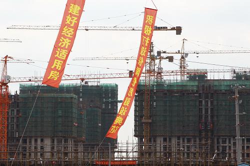 這是位于上海浦江鎮(zhèn)的一處在建保障房工地(10月27日攝)。 2011年,我國房地產(chǎn)市場有兩個關鍵詞——“限購”與“保障房”。在政府有力的樓市調(diào)控之下,不斷高企的房價終于有所收斂,部分城市房價開始回調(diào)。與此同時,千萬套保障房開工建設,讓許多人的“住房夢”不再遙不可及。 年初召開的國務院常務會議確定從八個方面對房地產(chǎn)市場進行全面調(diào)控,以“限購”為龍頭,“限價”“限貸”相輔相成的三項殺手锏成為貫穿全年的房地產(chǎn)調(diào)控基調(diào)。房價快速上漲的勢頭初步得到遏制,房地產(chǎn)市場逐漸顯現(xiàn)成交量和成交價格雙雙下行的局面,整體呈穩(wěn)中有降的情形。 與樓市調(diào)控一樣,保障房的建設同樣牽動人心。截至10月底,全國開工建設保障房超過1000萬套,比原計劃提前1個月完成目標任務。從數(shù)字、圖紙到一幢幢拔地而起的樓房,保障性安居工程正按照計劃推進。 中國社會科學院12月9日發(fā)布的《住房綠皮書:中國住房發(fā)展報告(2011~2012)》指出,房地產(chǎn)調(diào)控政策成效初顯,民生導向有所突出。2010年以來,中央政府出臺了一系列不斷升級的房地產(chǎn)調(diào)控措施,直接影響到樓市的消費預期、購買行為、成交量乃至行業(yè)生