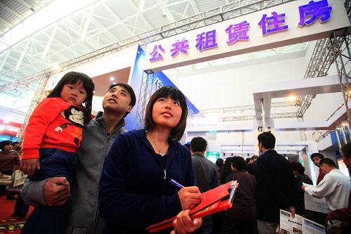 10月29日,市民在2011天津秋季房地產(chǎn)交易會公共租賃住房展區(qū)尋找適合自己的住房。 2011年,我國房地產(chǎn)市場有兩個關鍵詞——“限購”與“保障房”。在政府有力的樓市調(diào)控之下,不斷高企的房價終于有所收斂,部分城市房價開始回調(diào)。與此同時,千萬套保障房開工建設,讓許多人的“住房夢”不再遙不可及。 年初召開的國務院常務會議確定從八個方面對房地產(chǎn)市場進行全面調(diào)控,以“限購”為龍頭,“限價”“限貸”相輔相成的三項殺手锏成為貫穿全年的房地產(chǎn)調(diào)控基調(diào)。房價快速上漲的勢頭初步得到遏制,房地產(chǎn)市場逐漸顯現(xiàn)成交量和成交價格雙雙下行的局面,整體呈穩(wěn)中有降的情形。 與樓市調(diào)控一樣,保障房的建設同樣牽動人心。截至10月底,全國開工建設保障房超過1000萬套,比原計劃提前1個月完成目標任務。從數(shù)字、圖紙到一幢幢拔地而起的樓房,保障性安居工程正按照計劃推進。 中國社會科學院12月9日發(fā)布的《住房綠皮書:中國住房發(fā)展報告(2011~2012)》指出,房地產(chǎn)調(diào)控政策成效初顯,民生導向有所突出。2010年以來,中央政府出臺了一系列不斷升級的房地產(chǎn)調(diào)控措施,直接影響到樓市的消費預期
