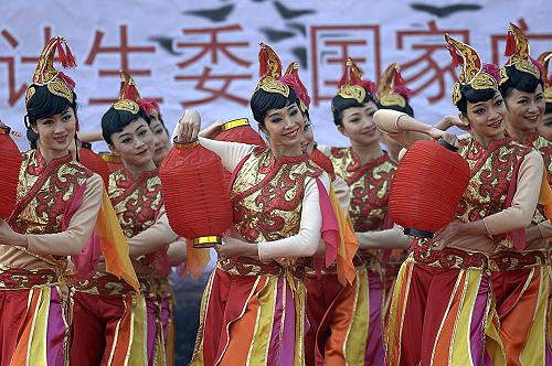 12月25日,來自中國歌劇舞劇院的演員在山東省臨沭縣為當?shù)厝罕姳硌菸璧浮跺\繡飛旋》。 12月25日,由中宣部等九部委和山東省委、省政府聯(lián)合舉辦的2012年全國文化科技衛(wèi)生“三下鄉(xiāng)”活動啟動儀式在革命老區(qū)臨沂市臨沭縣舉行。來自文化、科技、衛(wèi)生、計生、農(nóng)業(yè)、司法等部門的專家露天“擺攤設(shè)點”,為群眾開展形勢政策、農(nóng)業(yè)技術(shù)、科技普及、義務(wù)診療等方面的現(xiàn)場咨詢和服務(wù),中國歌劇舞劇院的藝術(shù)家們也為群眾帶來精彩的演出。 新華社記者郭緒雷攝